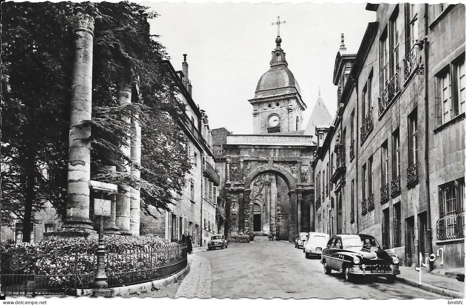 BESANÇON - Le Square Castan - La Porte Noire Et L'Eglise Saint-Jean - Besancon