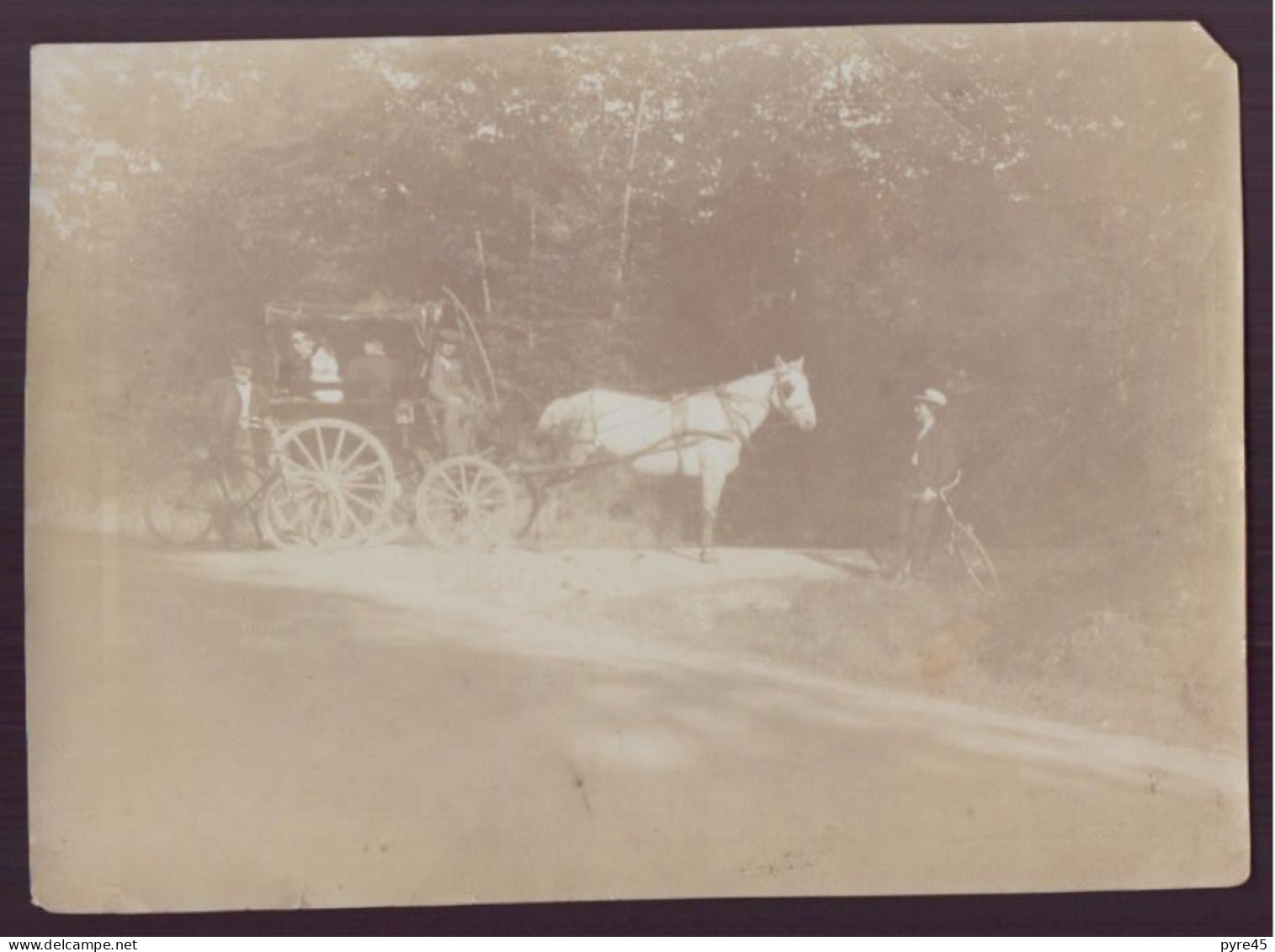 PHOTO  D UNE CALECHE AVEC UN CYCLISTE 11 X 8 CM - Personnes Anonymes