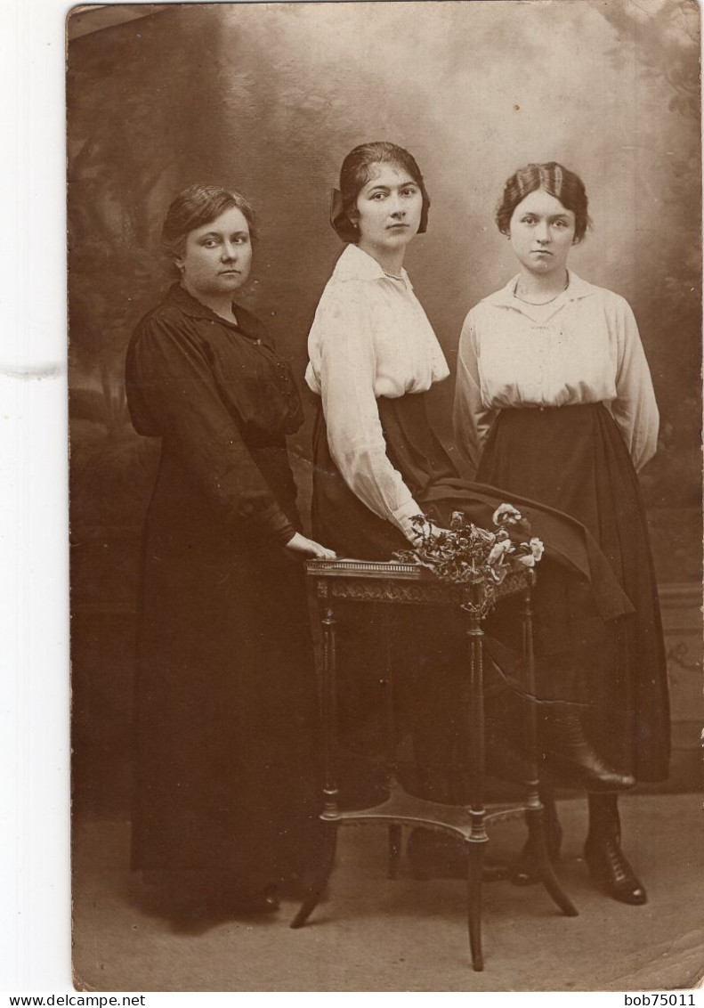 Carte Photo De Trois Jeune Femme élégante Posant Dans Un Studio Photo - Personnes Anonymes