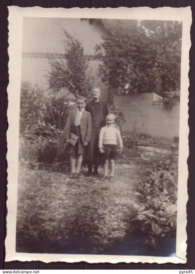 PHOTO D UNE FEMME AVEC DEUX ENFANTS DANS UN JARDIN 6 X 8.5 CM - Personnes Anonymes