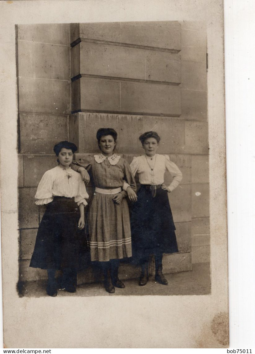 Carte Photo De Trois Jeune Fille élégante Posant Devant Leurs Maison Vers 1910 - Personnes Anonymes