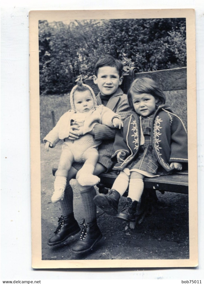 Carte Photo D'un Jeune Garcon Avec Une Petite Fille Et Un Bébé Sur Un Banc Dans Un Parc Vers 1950 - Personnes Anonymes