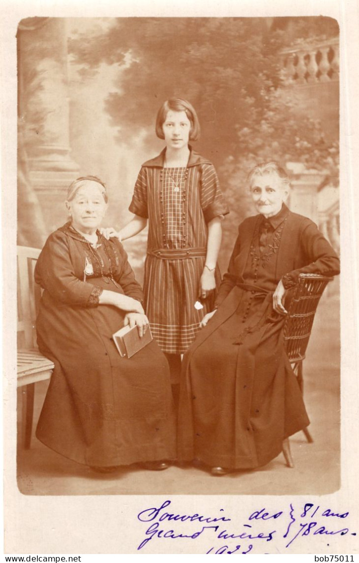 Carte Photo D'une Jeune Fille élégante Avec Deux Mamie élégante Dans Un Studio Photo En 1922 - Personnes Anonymes