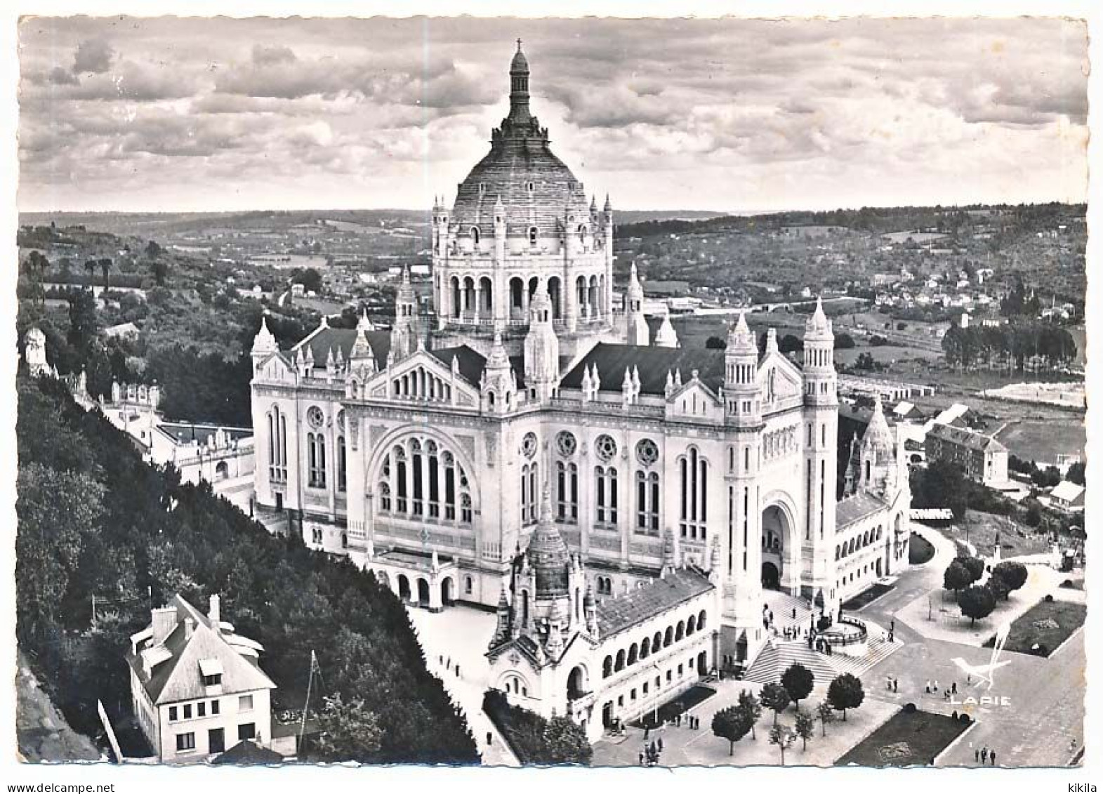 CPSM Dentelée 10.5 X 15 Calvados LISIEUX  La Basilique  En Avion Au Dessus De.... - Lisieux