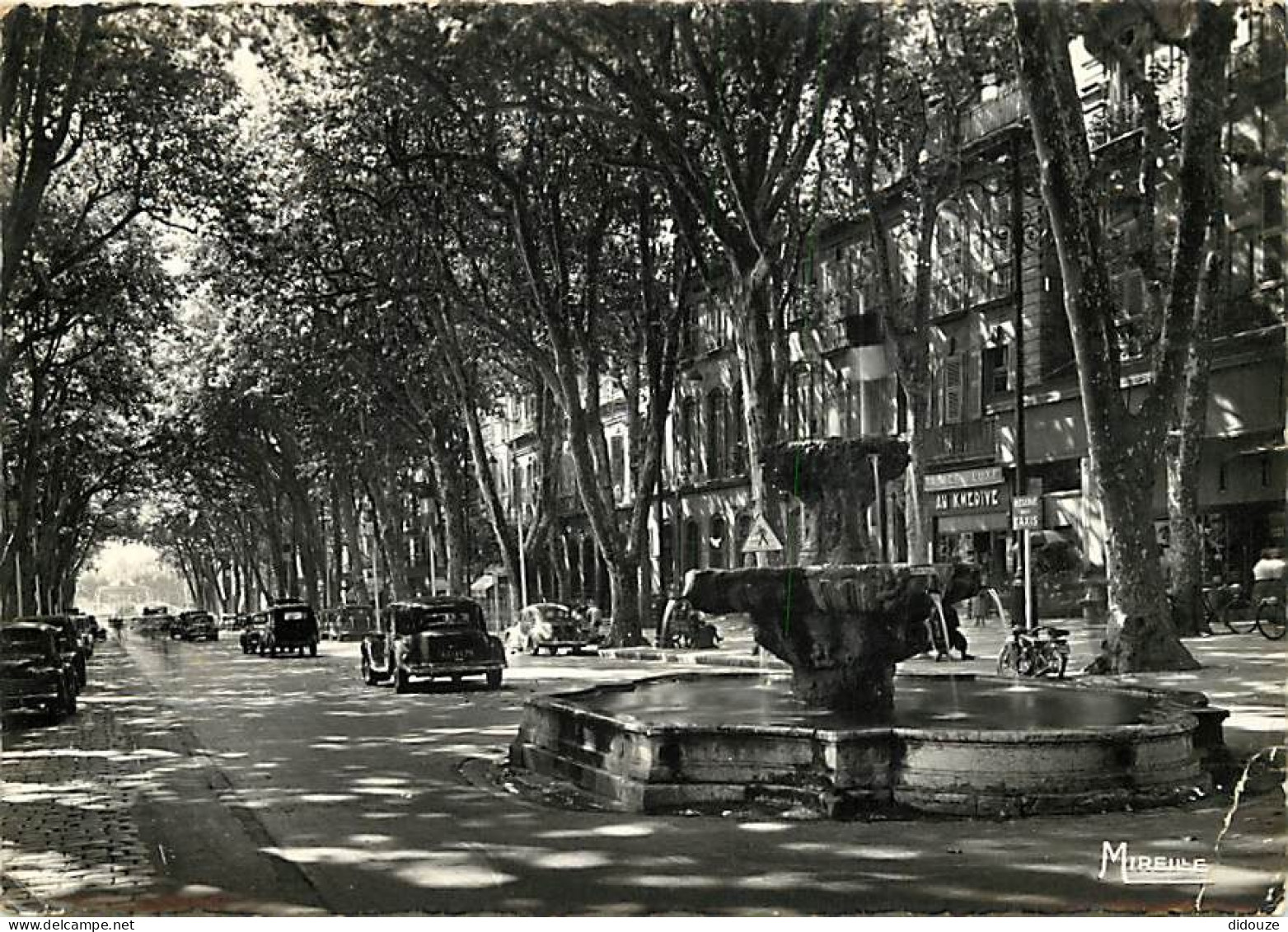 Automobiles - Aix En Provence - Cours Mirabeau, La Fontaine Des Neufs Canons. (Dans Le Fond, La Grande Fontaine) - CPSM  - Turismo