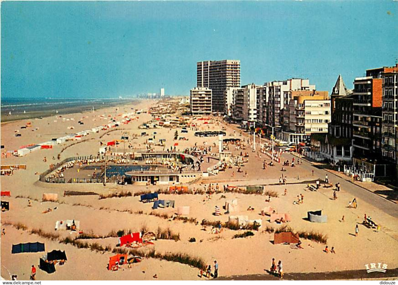 Belgique - Oostduinkerke - Plage Et Digue - Strand En Dijk - Scènes De Plage - Immeubles - CPM - Voir Scans Recto-Verso - Oostduinkerke