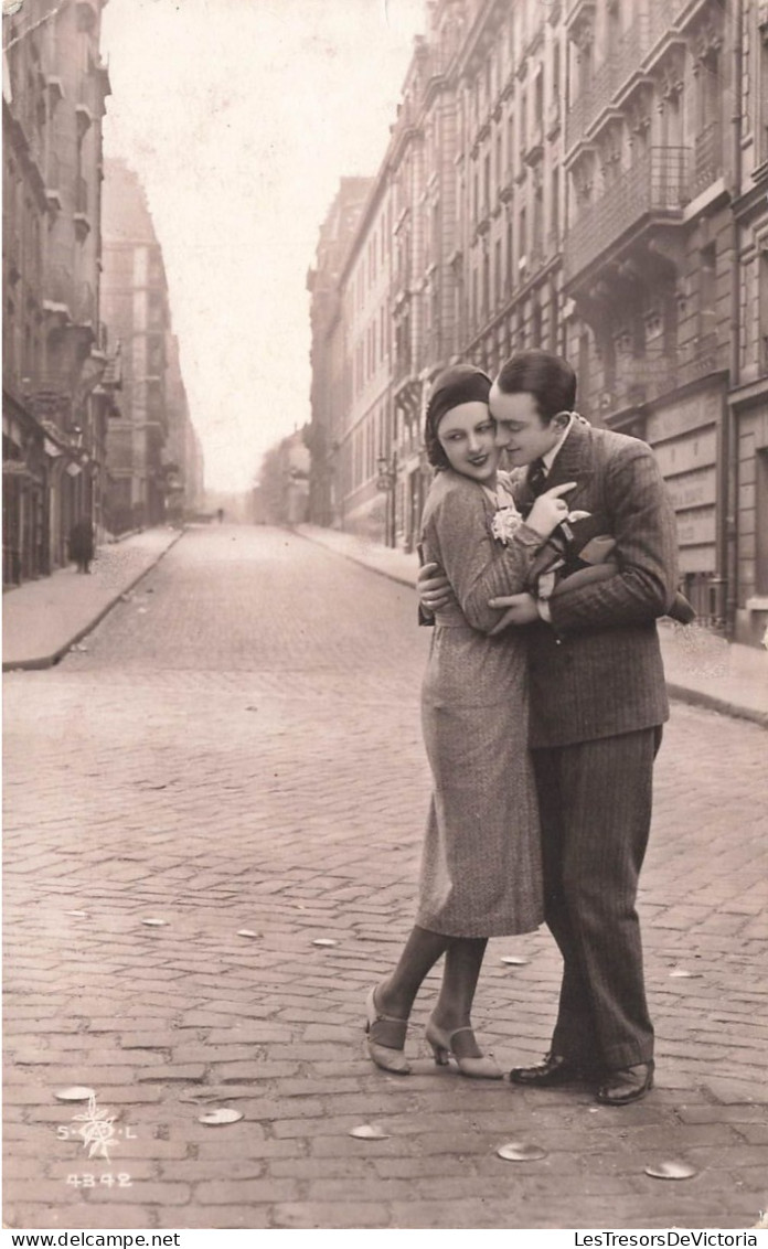 COUPLE - Couple S'enlaçant Dans La Rue - Rue - Tailleur - Carte Postale Ancienne - Paare