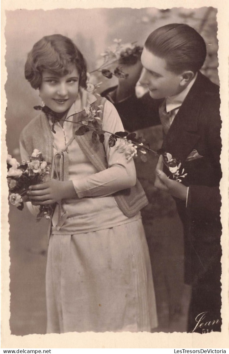 COUPLE - Homme Taquinant Sa Fiancée - Roses - Fleurs - Henri Alice - Carte Postale Ancienne - Koppels