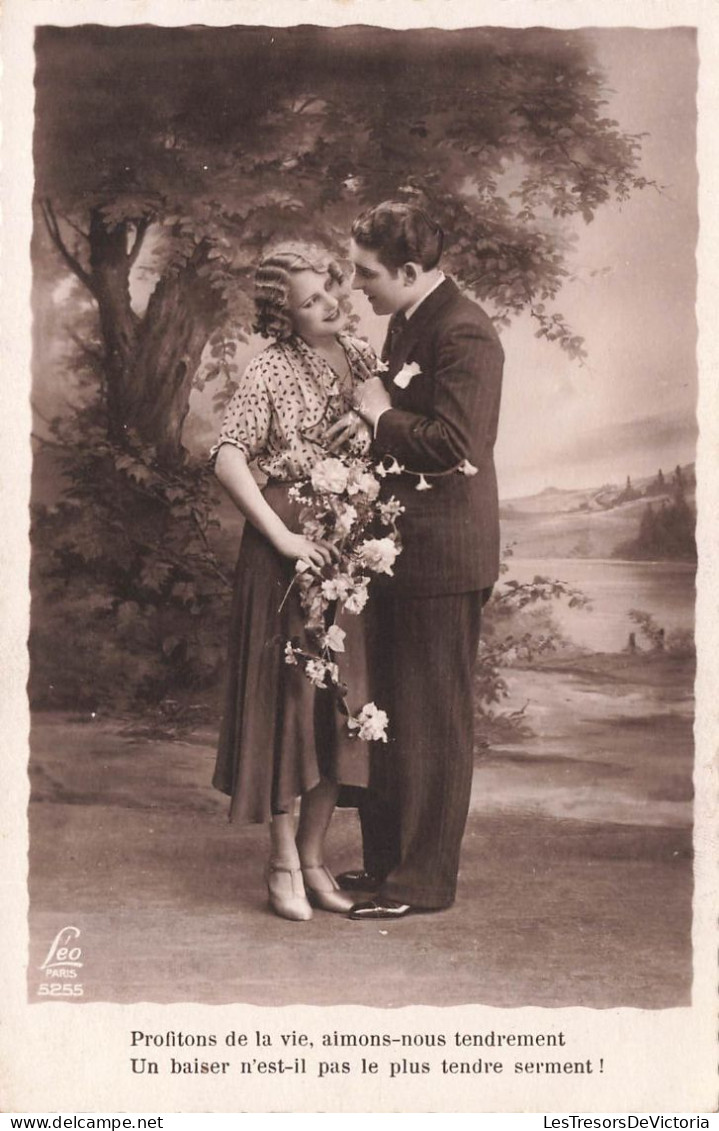COUPLE - Profitons De La Vie, Aimons Nous Tendrement - Regard Amoureux - Bouquet De Fleurs - Carte Postale Ancienne - Couples