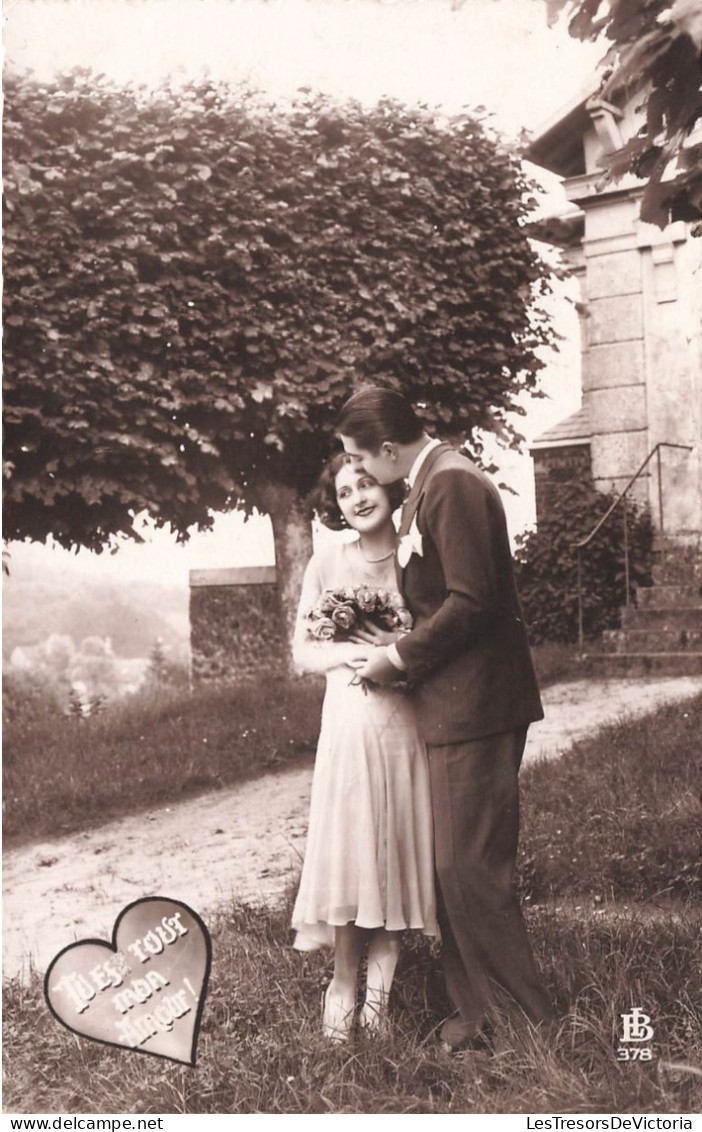 COUPLE - Tu Es Tout Mon Amour - Bisou Sur Le Front - Bouquet De Fleurs - Jeune Couple - Carte Postale Ancienne - Paare