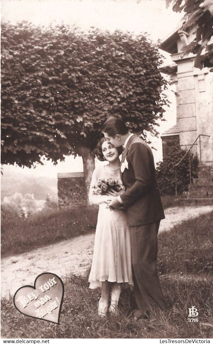 COUPLE - Tu Es Tout Mon Amour - Bisou Sur Le Front - Bouquet De Fleurs - Jeune Couple - Carte Postale Ancienne - Couples