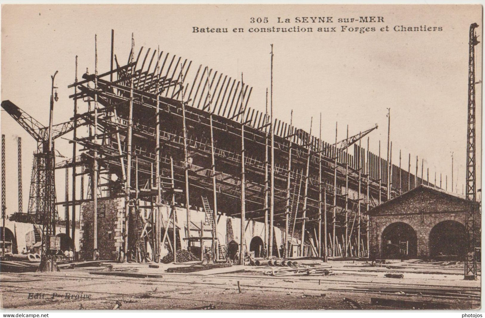 CPA  La Seyne/Mer (83)  Chantier Naval   Un Bateau En Construction   Ed Braine - La Seyne-sur-Mer