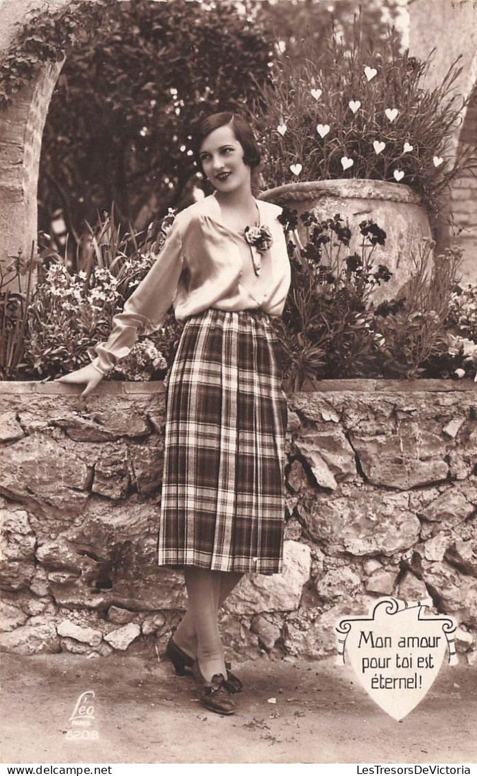 FANTAISIE - Mon Amour Pour Toi Est éternel - Femme Dans Un Jardin - Muret - Jupe à Carreaux  - Carte Postale Ancienne - Mujeres