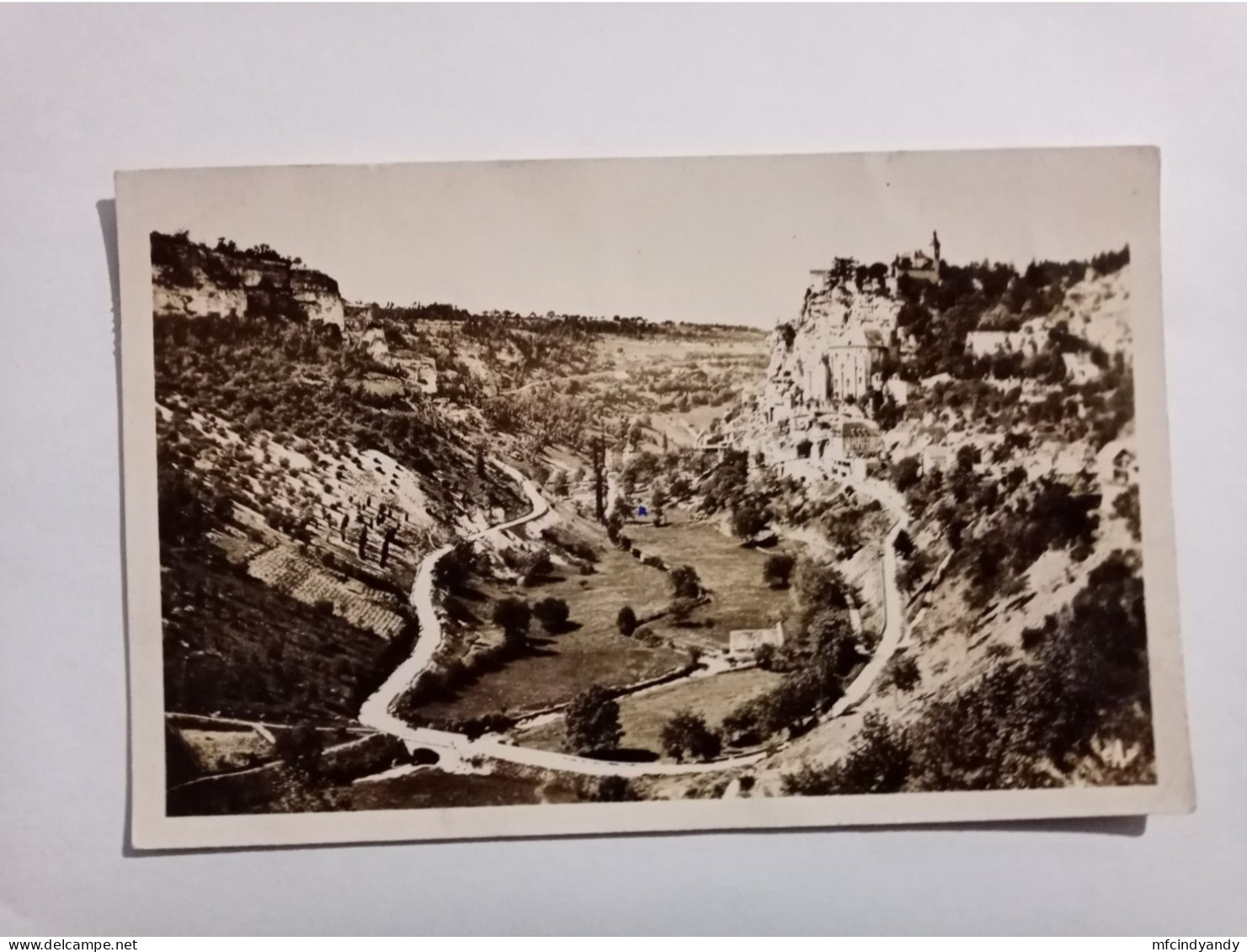 Carte Postale - Rocamadour - Vue Générale Et Les Lacets De La Route De Cahors    (2ip) - Rocamadour