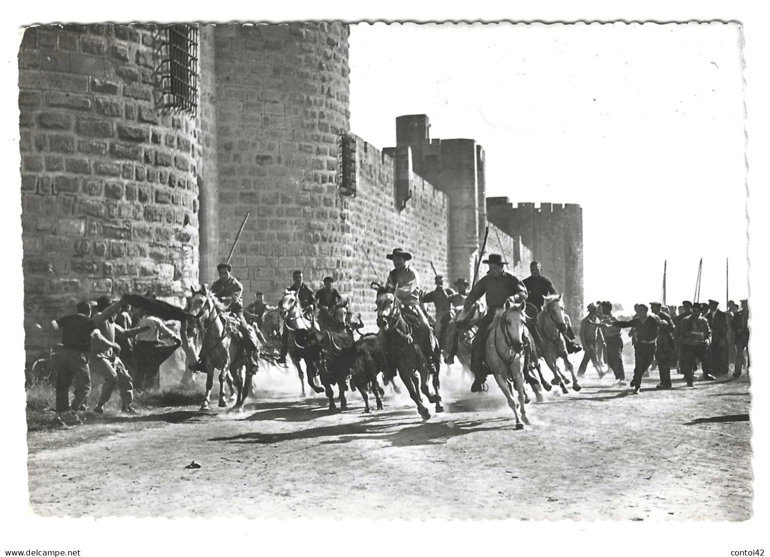 30 AIGUES-MORTES TAUREAUX GARDIANS ABRIVADO EDITION PHOTO CLARION  REMPARTS CAMARGUE PROVENCE - Aigues-Mortes