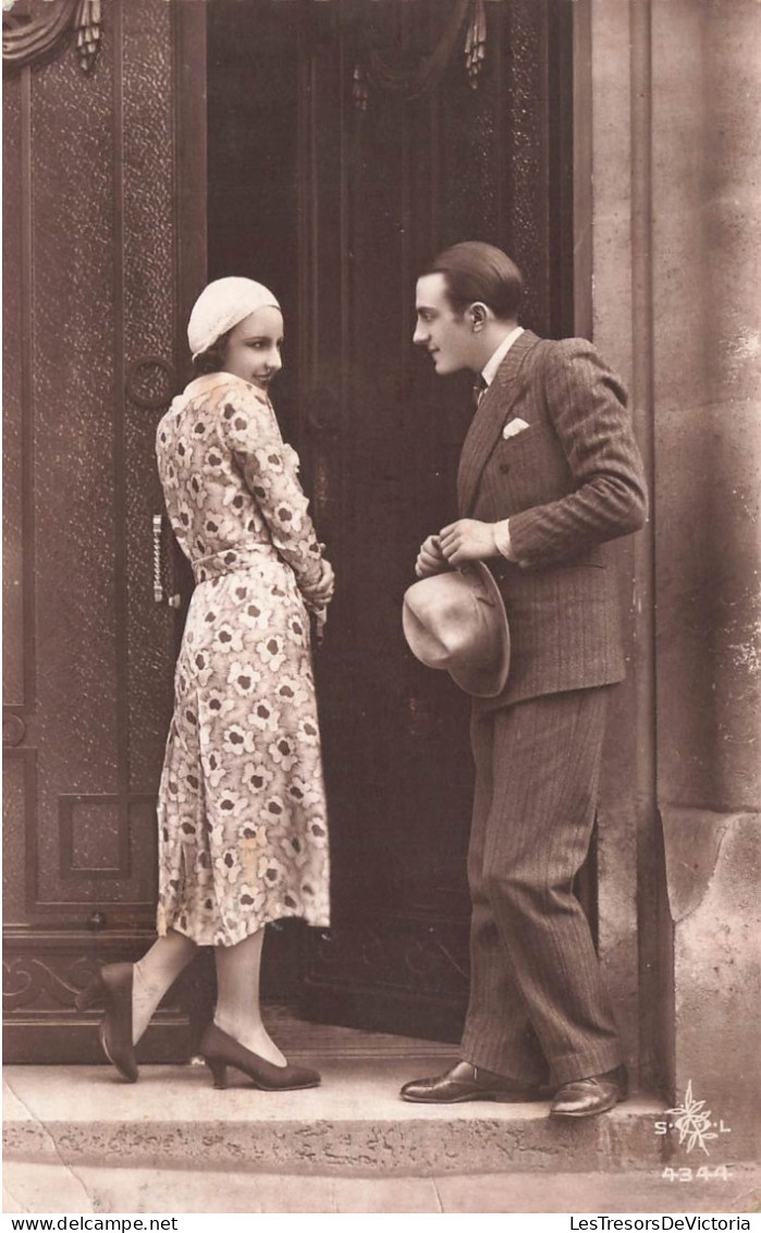 FANTAISIE - Couple Devant Une Porte - Homme Tenant Un Chapeau - Rencontre - Discussion - Carte Postale Ancienne - Autres & Non Classés