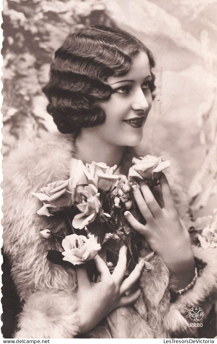 FANTAISIE - Femme - Bouquet De Fleurs Dans Les Mains - Boa En Fourrure - Carte Postale Ancienne - Mujeres