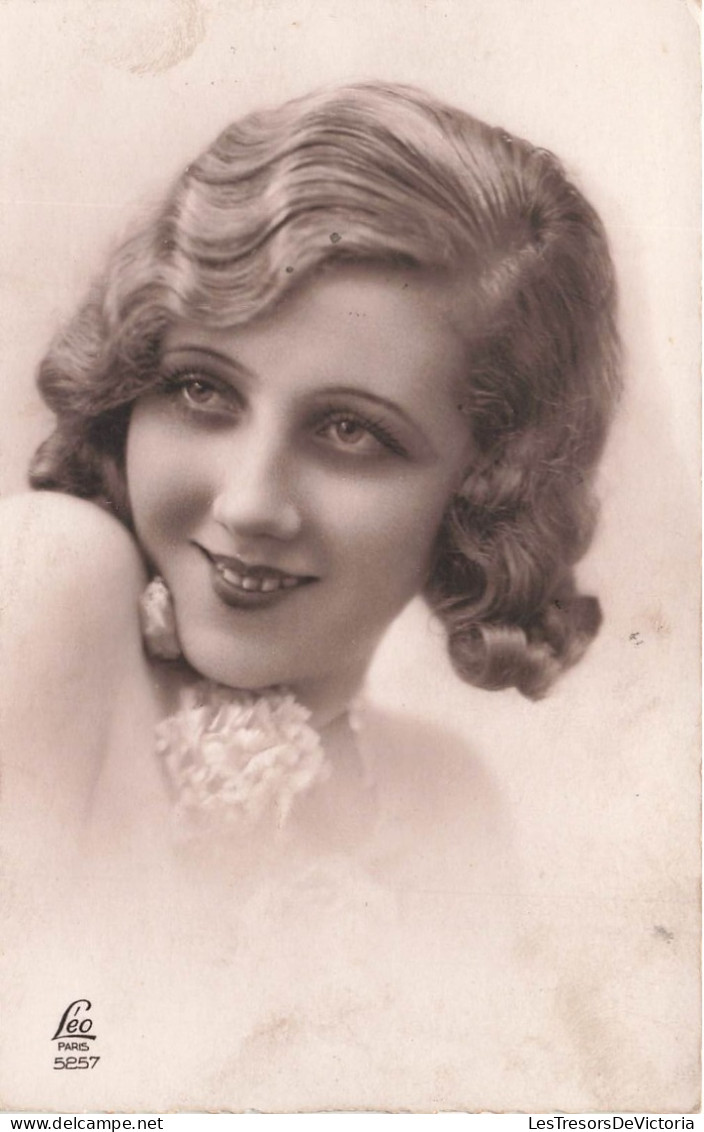 FANTAISIE - Femme - Blonde Souriante - Cheveux Courts - Fleurs - épaules - Carte Postale Ancienne - Vrouwen