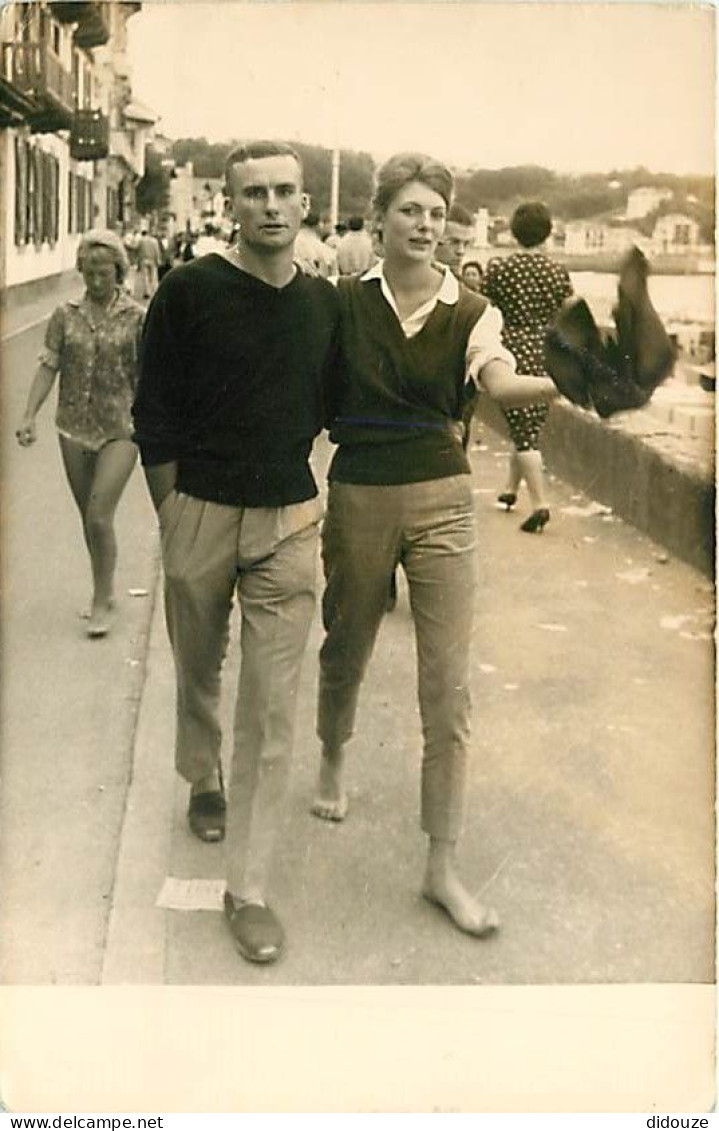 Photographie - Divers - Jeune Couple En Promenade - Attention Ce N'est Pas Une Carte Postale - Voir Scans Recto-Verso - Photographs