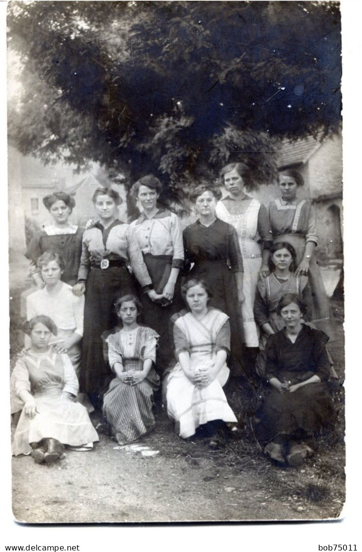 Carte Photo D'une Classe De Jeune Fille élégante Avec Leurs Maitresse Dans La Cour De Leurs école Vers 1920 - Anonymous Persons