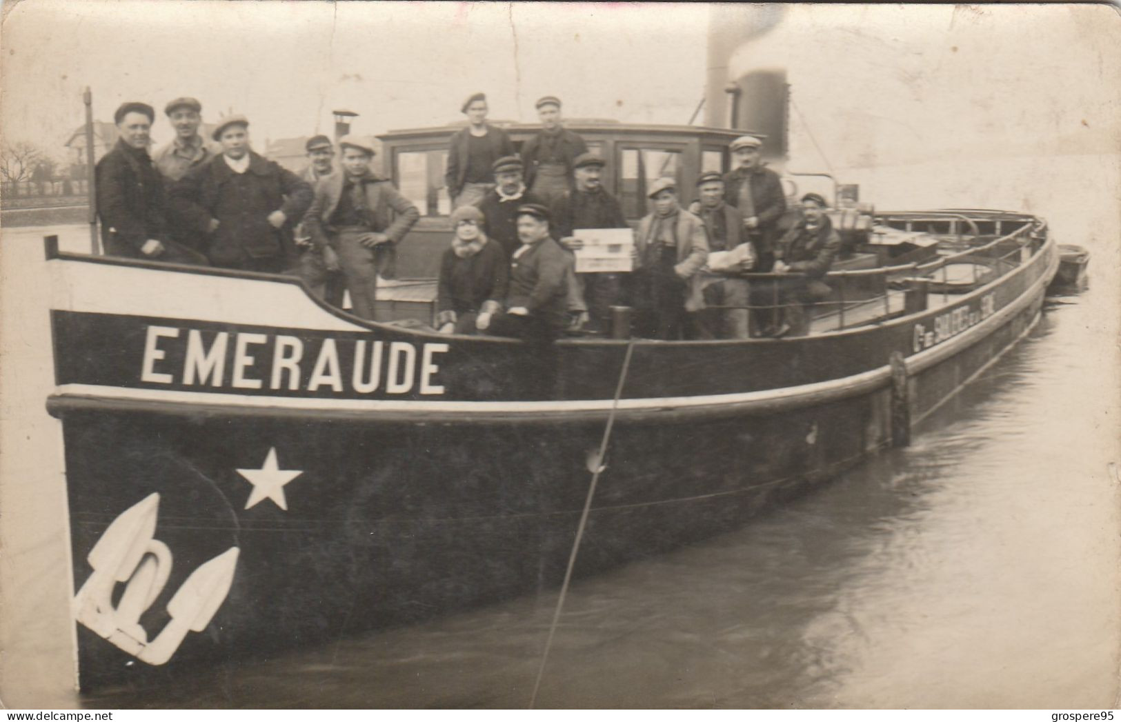 REMORQUEUR EMERAUDE Cie DES SABLIERES DE LA SEINE AVEC PERSONNEL CARTE PHOTO RARE(VIGNEUX Sur SEINE Sur Autres Cartes) - Sleepboten