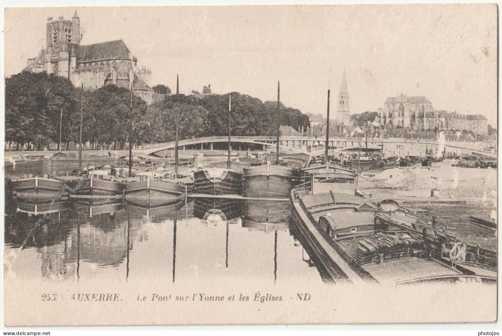 CPA   Batellerie Auxerre (89) Nombreuses Péniches Sur L'Yonne Près De La Passerelle    Ed ND 255 - Houseboats