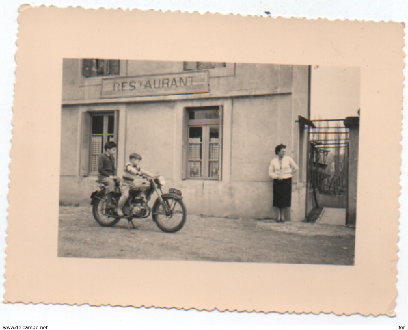 Photo Originale : Moto : Devanture De Restaurant : Animé : Enfants Sur Une Moto : à Identifier - Professions