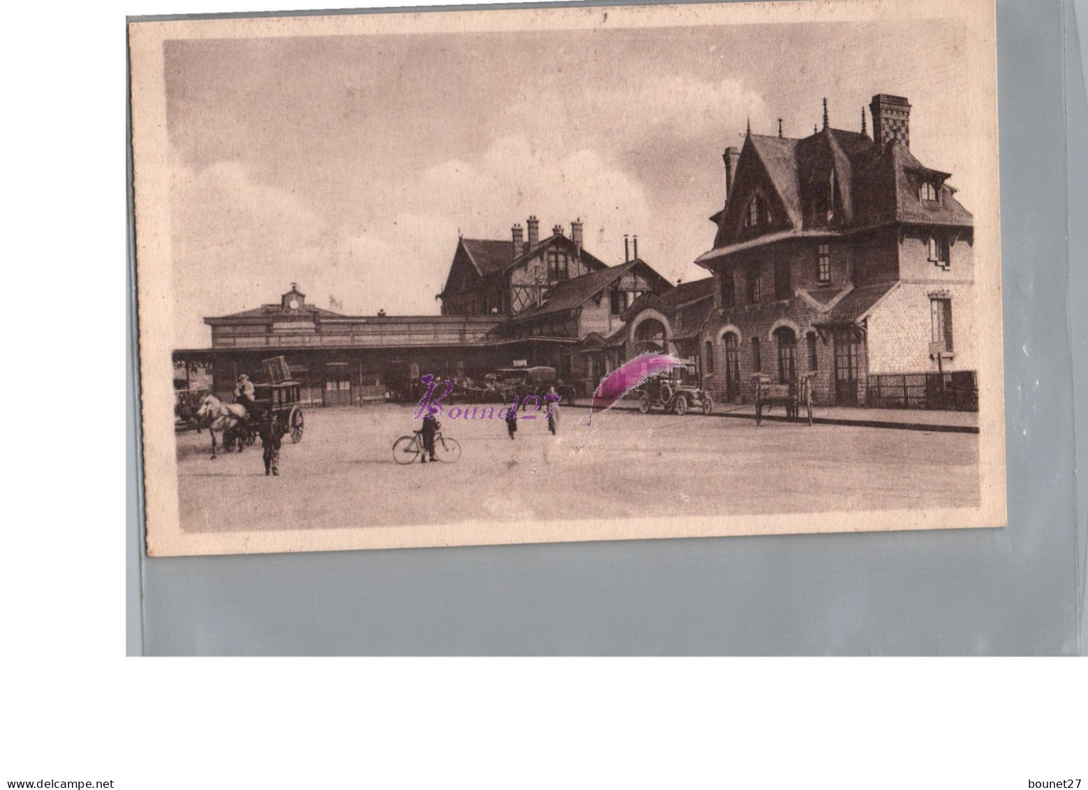 CPA - LISIEUX 14 - La Gare Vue Generale Animé Caléche Vieille Voiture Homme Velo Passant  - Lisieux