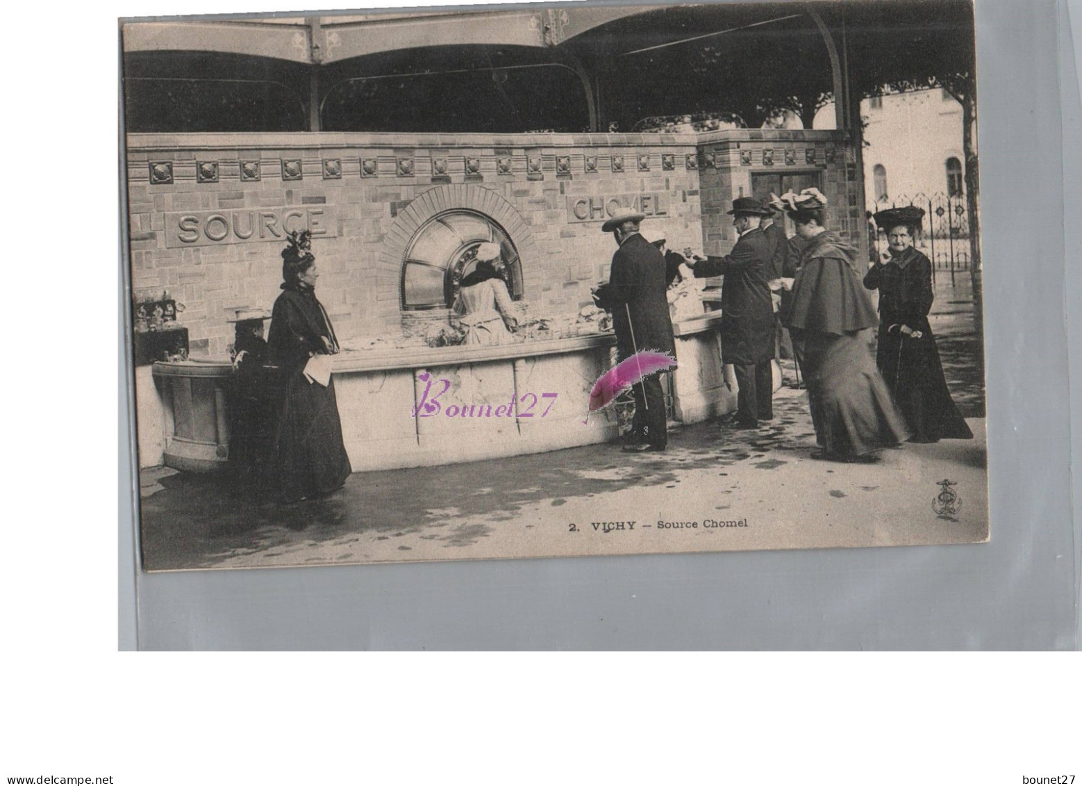 CPA - VICHY 03 - La Source Chomel Très Animé Au Comptoir Femme Enblanc Donneuse D'eau  - Vichy