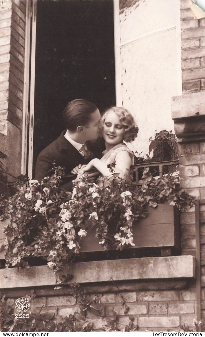 Couple - Couple Sur Le Balcon - Homme Embrassant Sa Femme - Fleurs - Carte Postale Ancienne - Couples