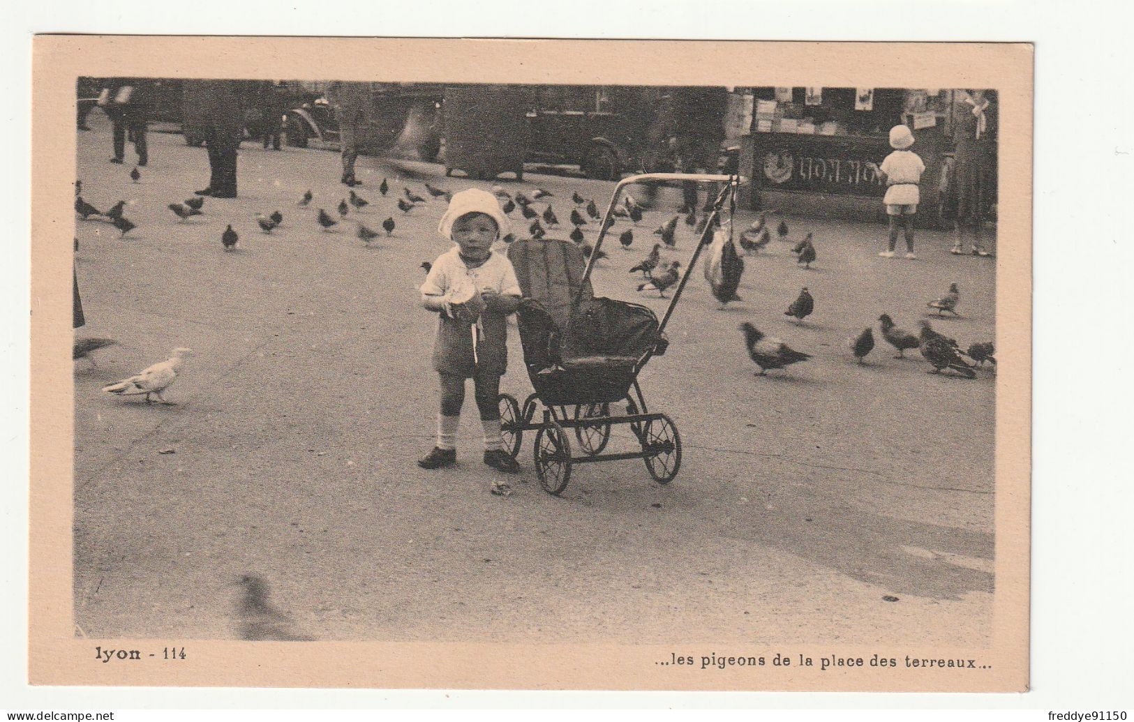 69 . Lyon . Les Pigeons De La Place Des Terreaux. Enfant . Poussette . - Lyon 1