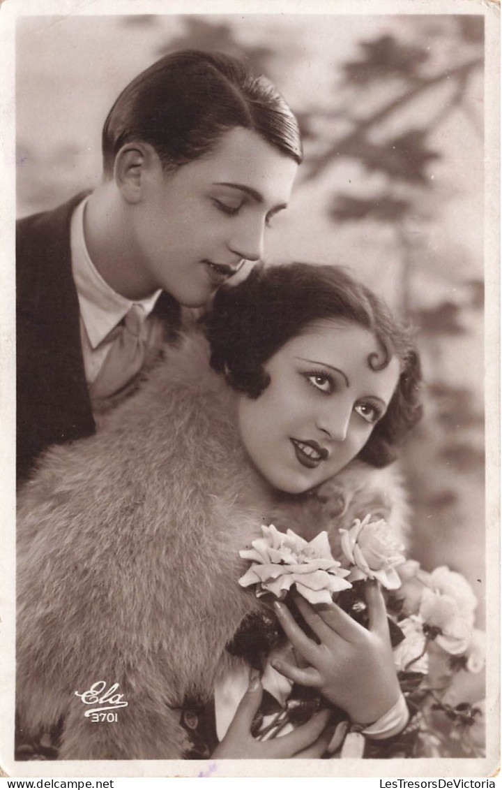 Couple - Homme Sentant Les Cheveux D'une Femme - Cape En Fourrure - Bouquet De Fleurs - Ela Ed- Carte Postale Ancienne - Paare