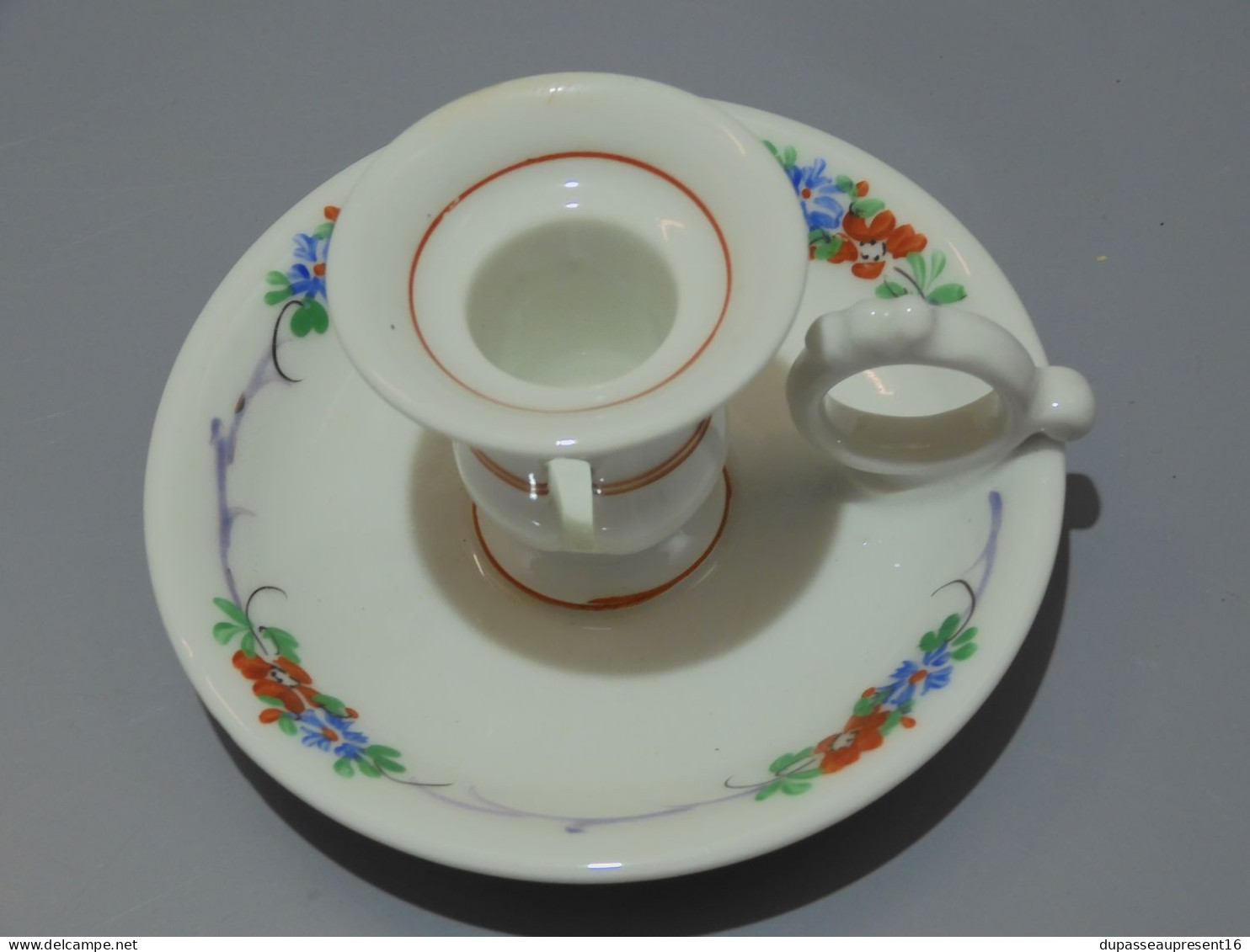 -JOLI ANCIEN BOUGEOIR A MAIN PORCELAINE Blanche Décor Fleurettes Peintes    E - Kronleuchter, Kandelaber & Kerzenhalter