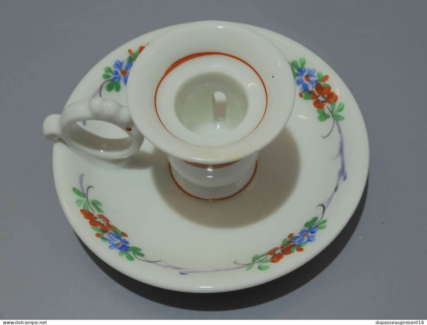 -JOLI ANCIEN BOUGEOIR A MAIN PORCELAINE Blanche décor fleurettes Peintes    E