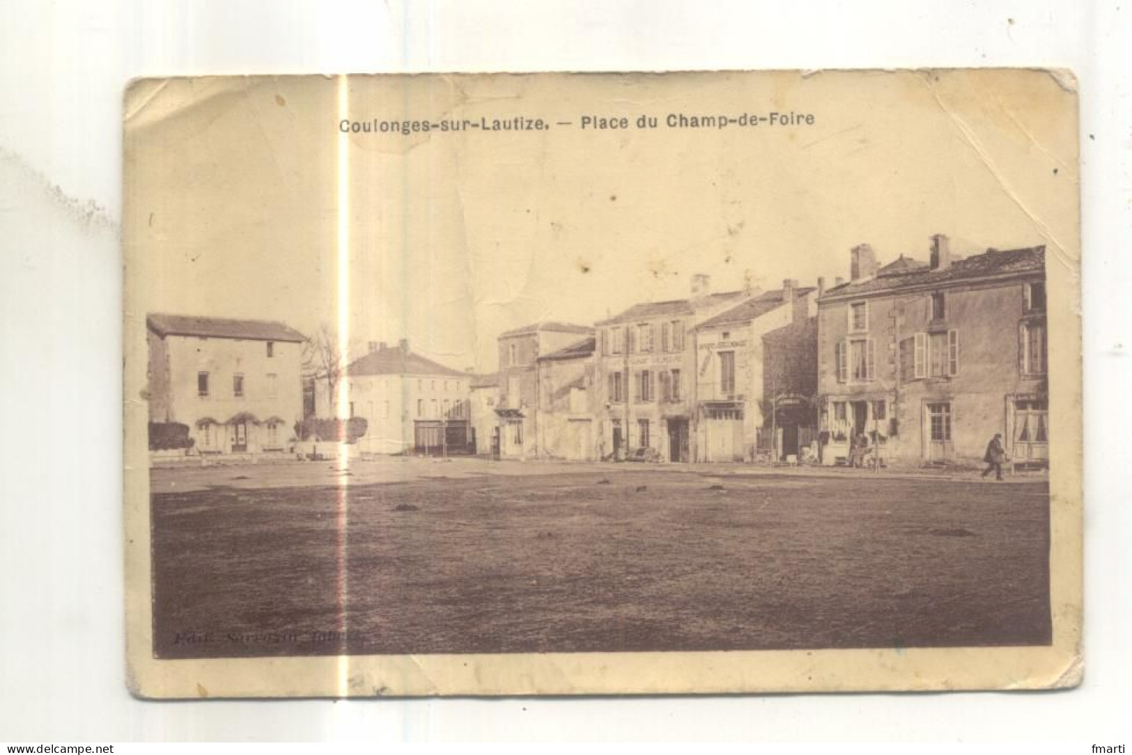 Coulonges Sur L'Autize, Place Du Champ De Foire (CP Vendue Dans L'état) - Coulonges-sur-l'Autize