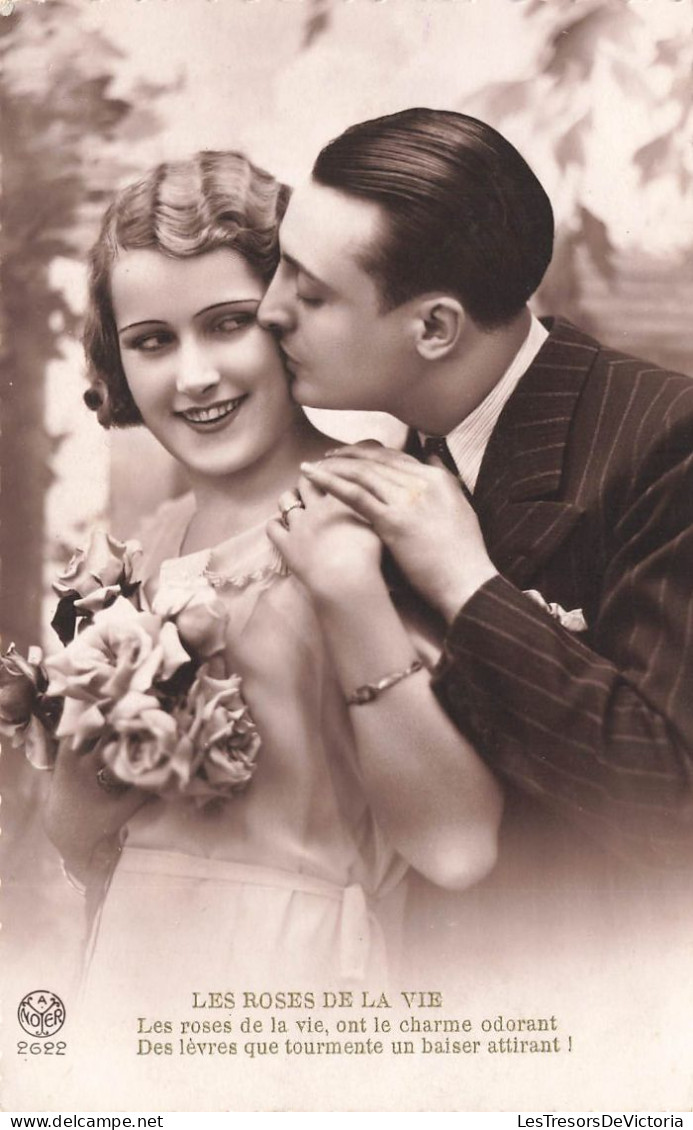 Couple - Les Roses De La Vie - Homme Embrassant La Joue D'une Femme - Carte Postale Ancienne - Couples