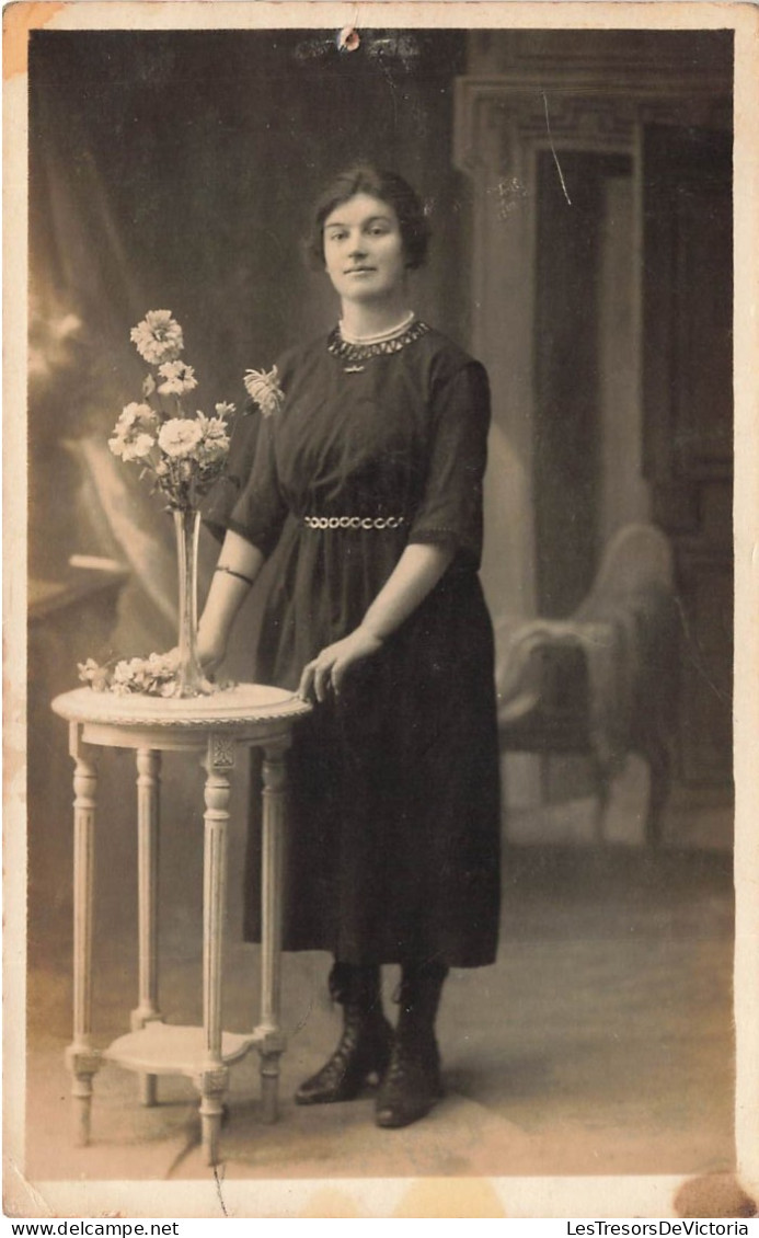 FANTAISIES - Femmes - Femme Seule Debout - Fleur Dans Une Vase - Table - Carte Postale Ancienne - Mujeres