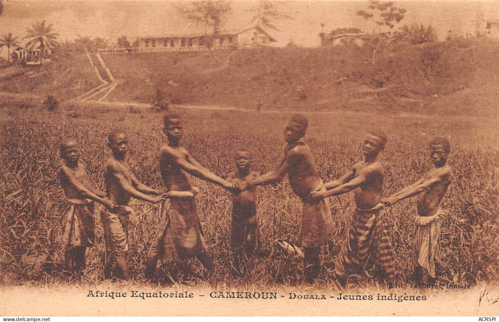 CAMEROUN  Douala Jeunes Indigènes     (Scan R/V) N°   4   \QQ1110Ter - Kameroen