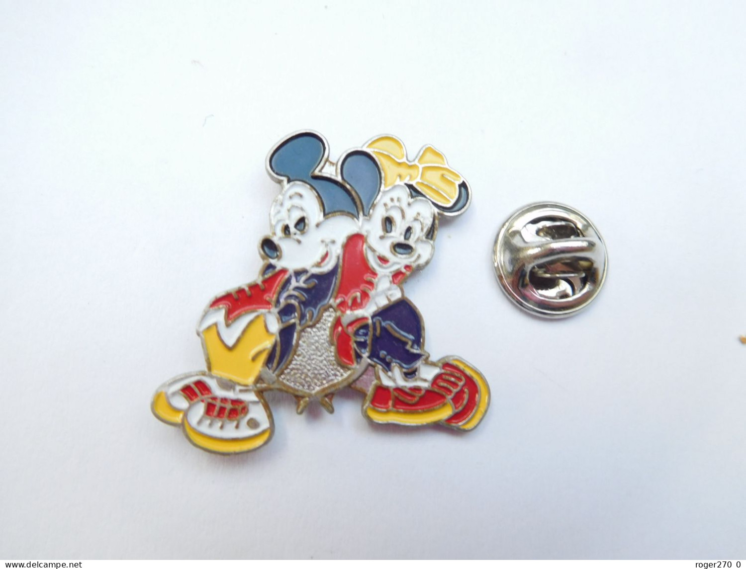 Beau Pin's En Relief , Disney , Minnie & Mickey , Signé PARIS L , Fond Argent - Disney