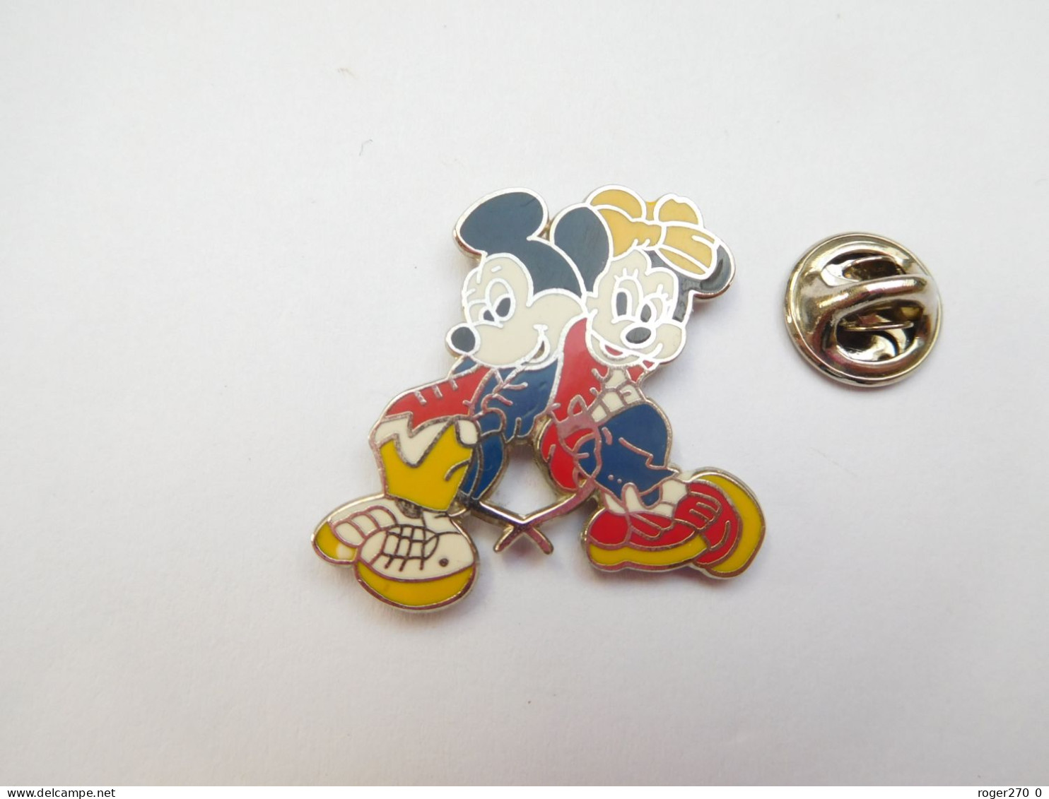 Beau Pin's En EGF , Disney , Minnie & Mickey , Verso Lisse  , Fond Argent - Disney