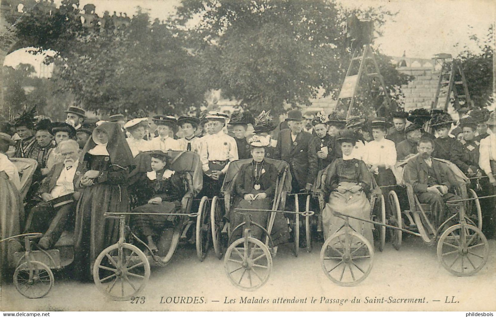 HAUTES PYRENEES  LOURDES  Les Malades Attendent Le Passage  Du Saint Sacrement - Lourdes