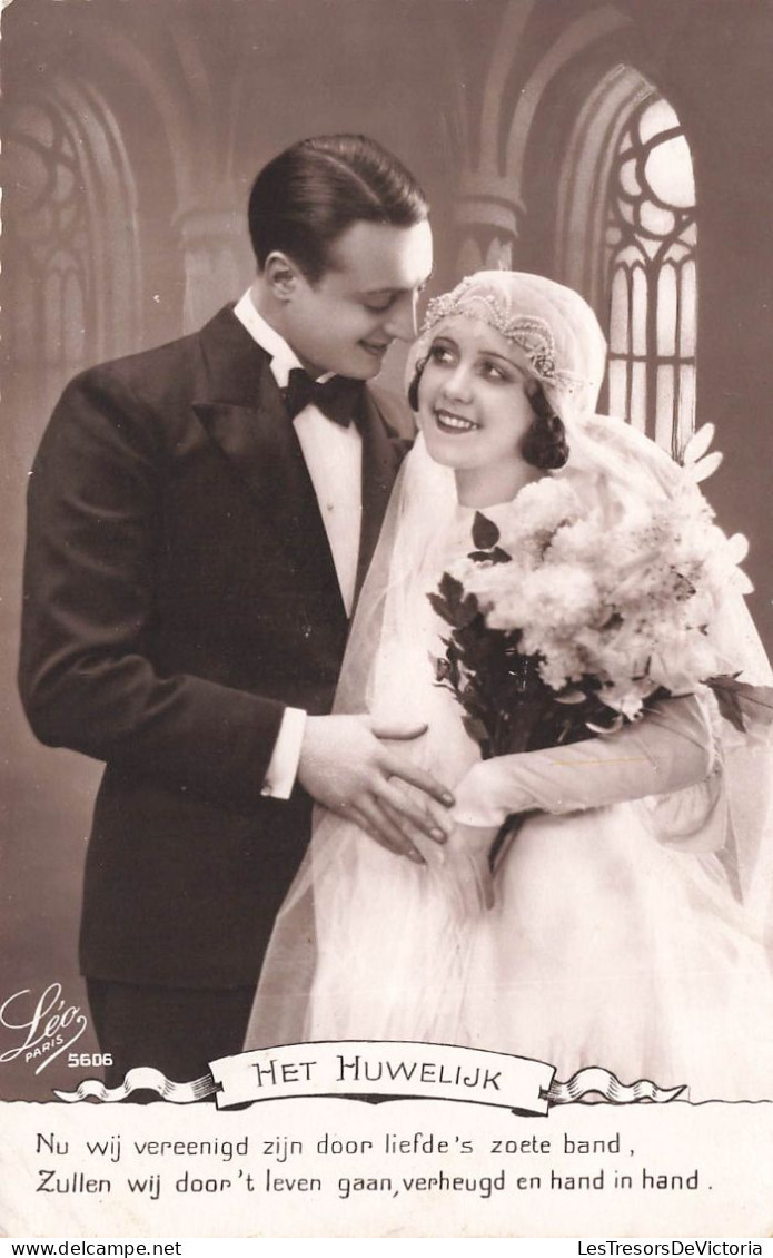 FANTAISIE - Couple - Het Huwelijk - Des Mariés - Bouquet De Fleurs - Robe - Eglise - Carte Postale Ancienne - Men