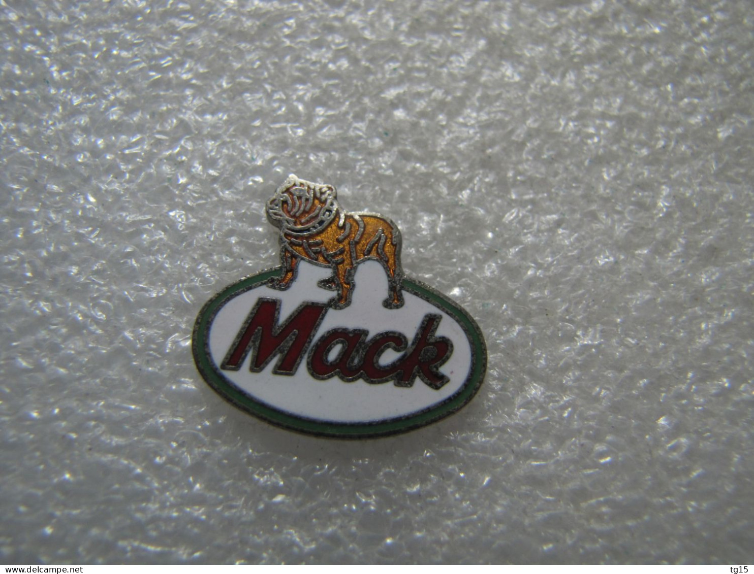 PIN'S   LOGO  CAMION  TRUCK  MACK   Email Grand Feu CHIEN BOXER - Transports