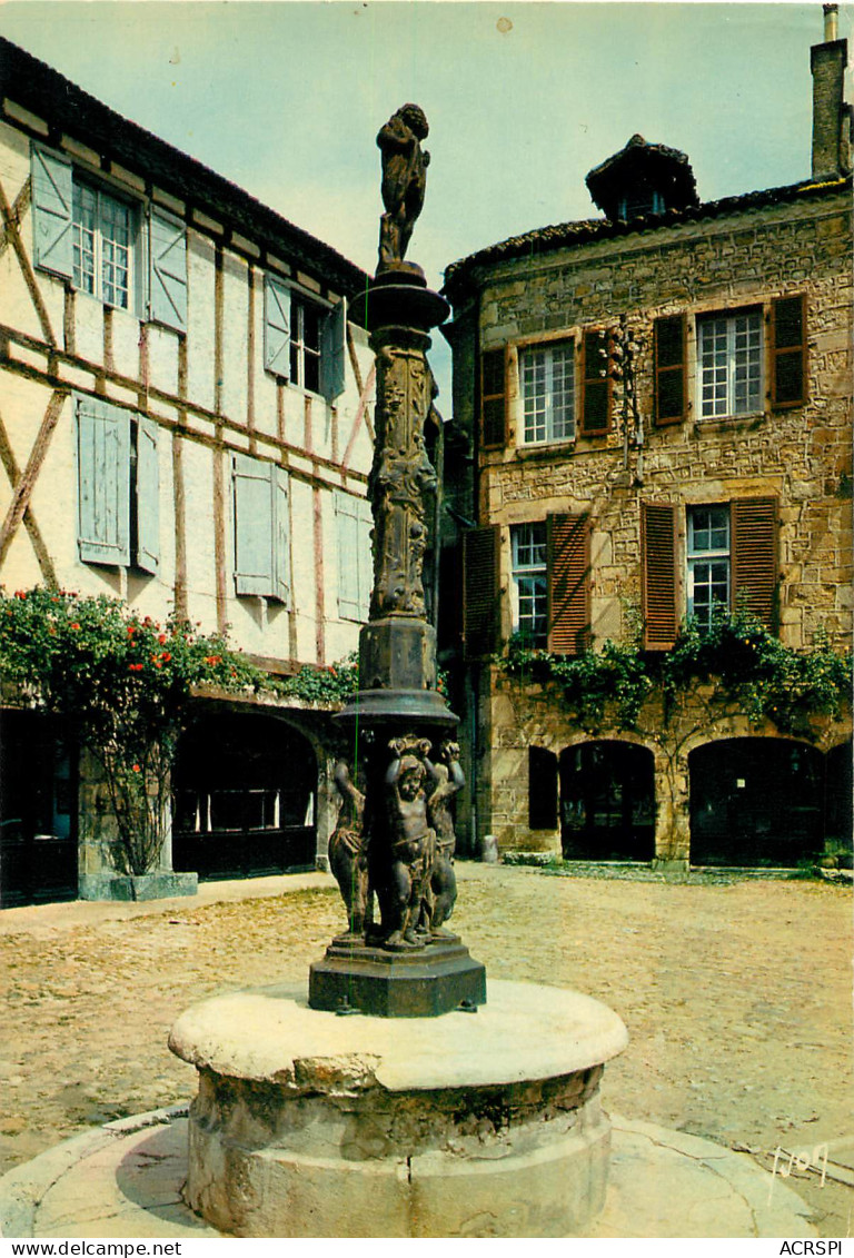 SAINT CERE  La Fontaine Place Mercadial  15   (scan Recto-verso)PFRCR00078 P - Cahors