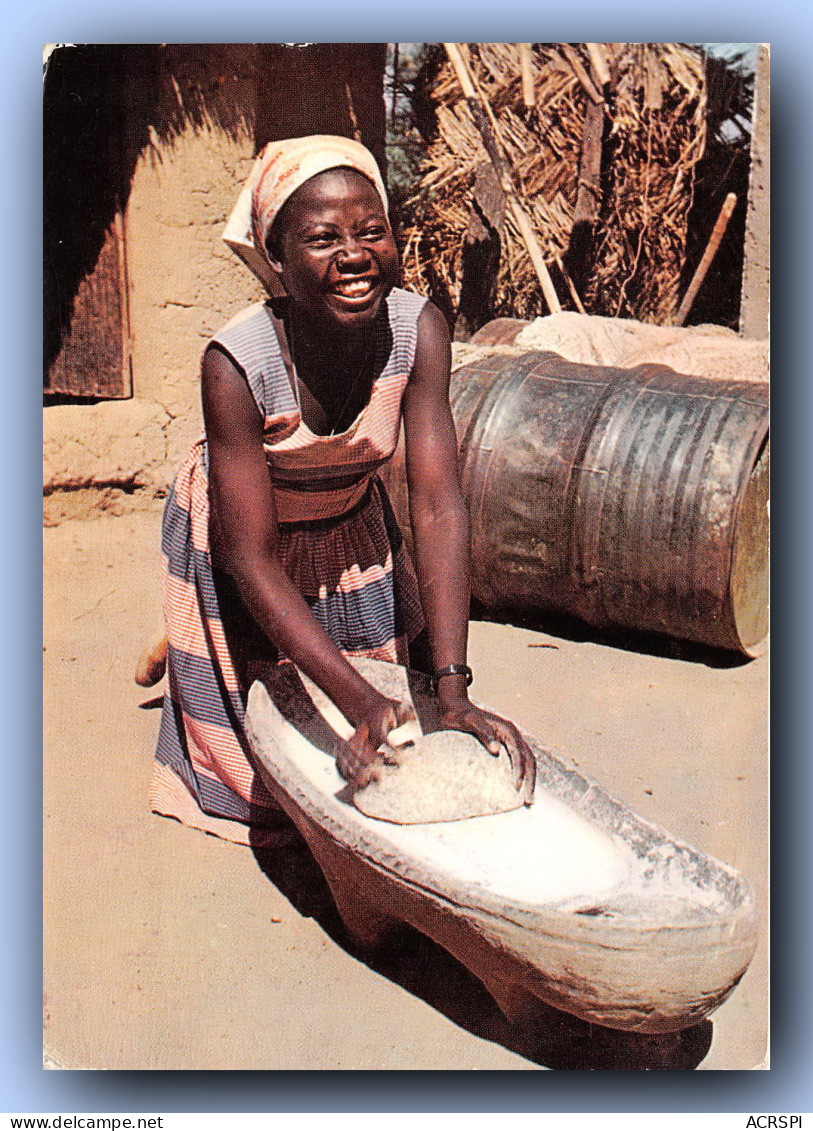 Nord CAMEROUN  Femme Pilant Du Mil  8  (scan Recto-verso) PFRCR00076 P - Kameroen