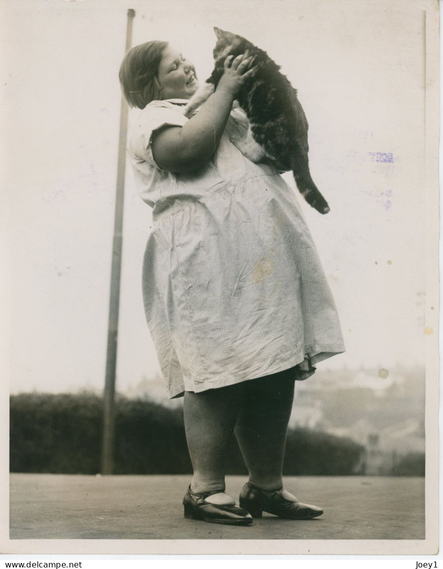 Photo Fillette Obèse De 10 Ans Avec Un Chat Dans Les Bras Béatrice Ida Duhram, Pays De Galles,18/24 - Andere & Zonder Classificatie