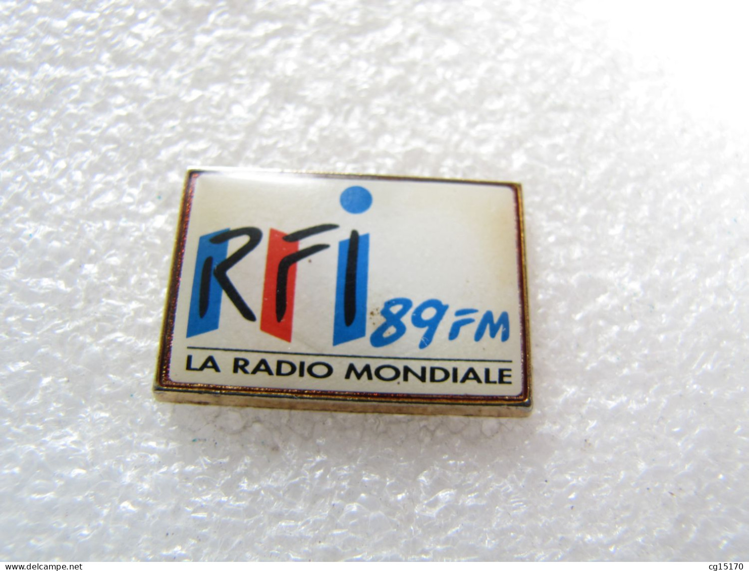 PIN'S   RADIO  RFI  89 FM - Medios De Comunicación