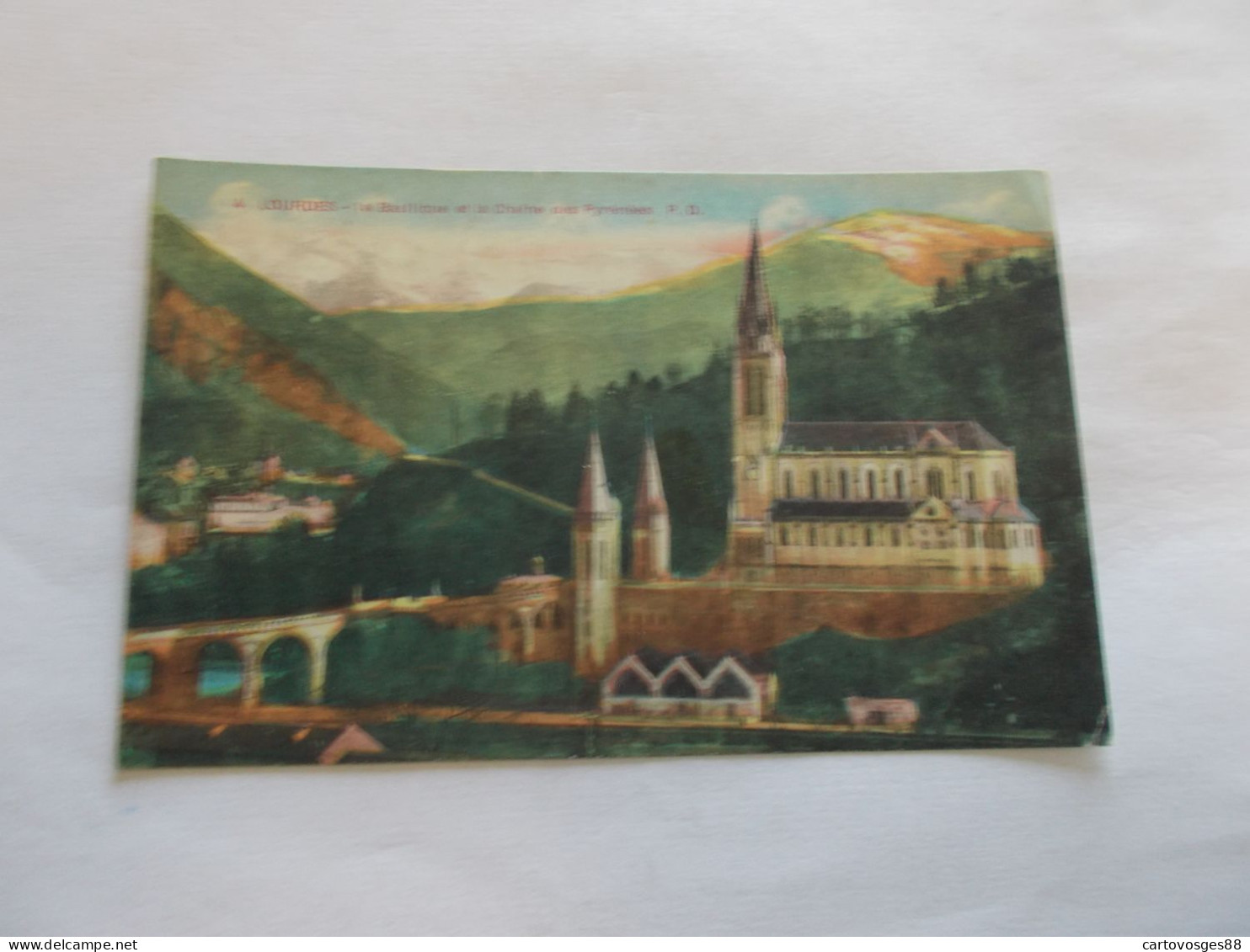 LOURDES ( 65 Hautes Pyrenees )  LA BASILIQUE ET LA CHAINE DES PYRENEES  BELLE VUE COLORISER 1933 - Lourdes