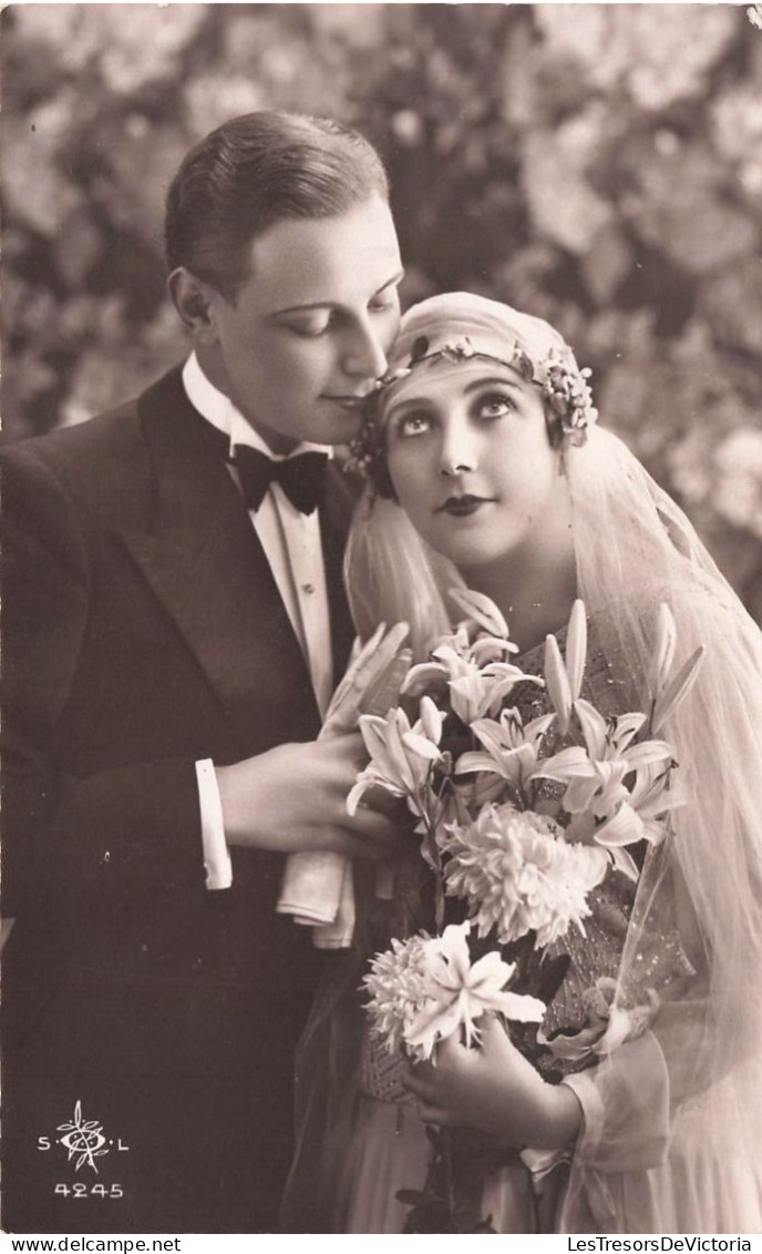 FANTAISIE - Noces - Un Couple De Jeunes Mariés - Bouquet De Fleurs - Carte Postale Ancienne - Other & Unclassified