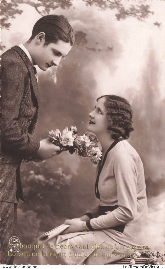 FANTAISIE - Couple - Un Bouquet De Fleurs Vaut Plus Qu'un Sourire - Homme Offrant Des Fleurs - Carte Postale Ancienne - Other & Unclassified